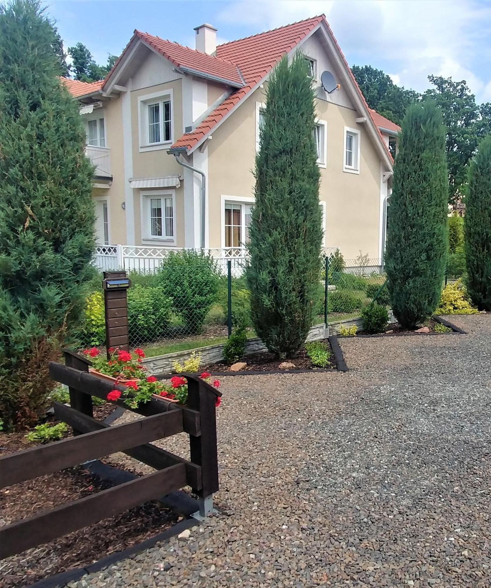 Willa Axla Z Weranda Ogrodem I Parkingiem Kudowa Zdroj Luaran gambar